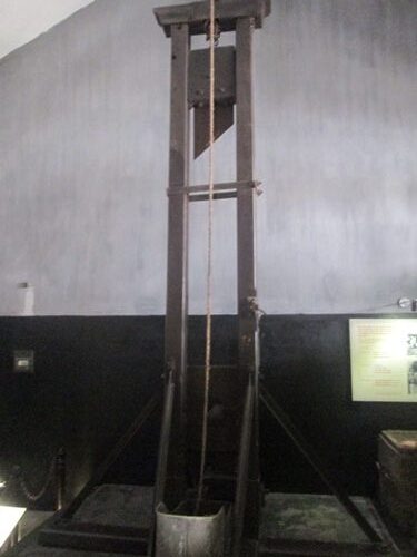 Hoa Lo guillotine - a killing machine